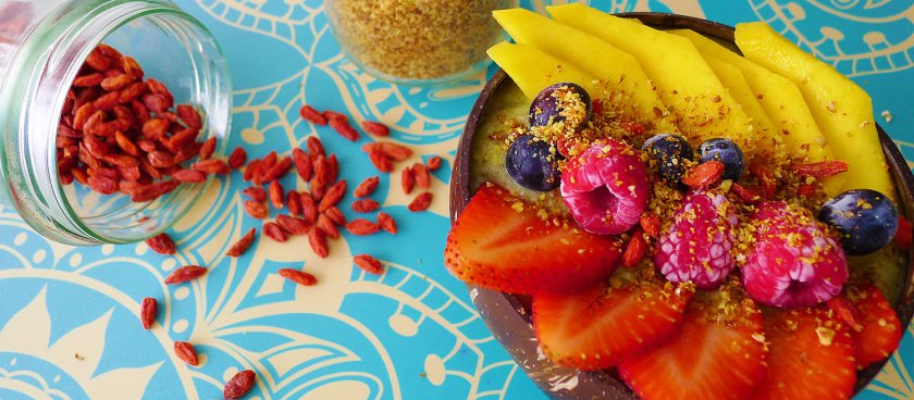 ¿Te apuntas a disfrutar de este smoothie bowl de kiwi y té matcha?? --> thegreenfuel.com/2016/07/13/smo…