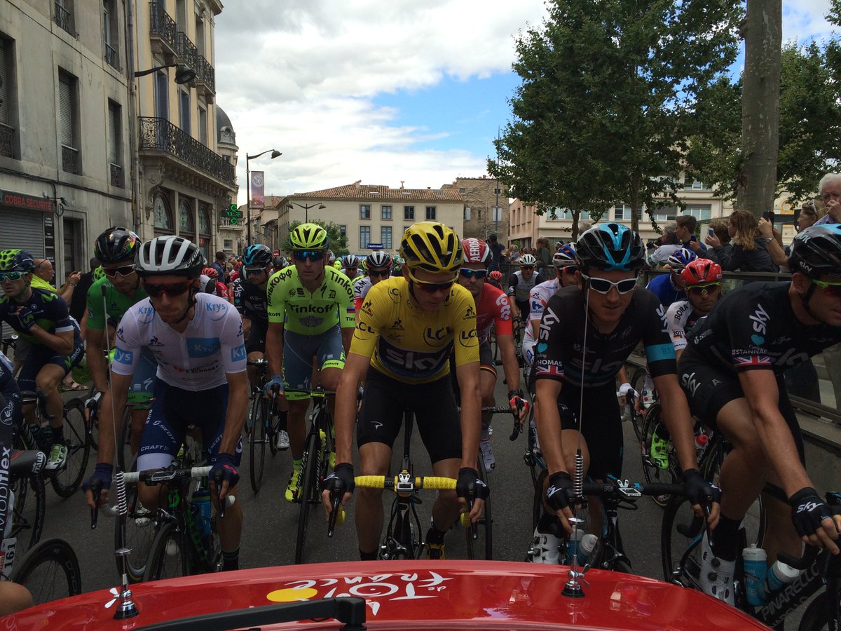 LeTour's tweet photo. Le départ réel de la 11ème étape est donné ! / The stage 11 is on! #TDF2016 https://t.co/7uhAvEXUKr