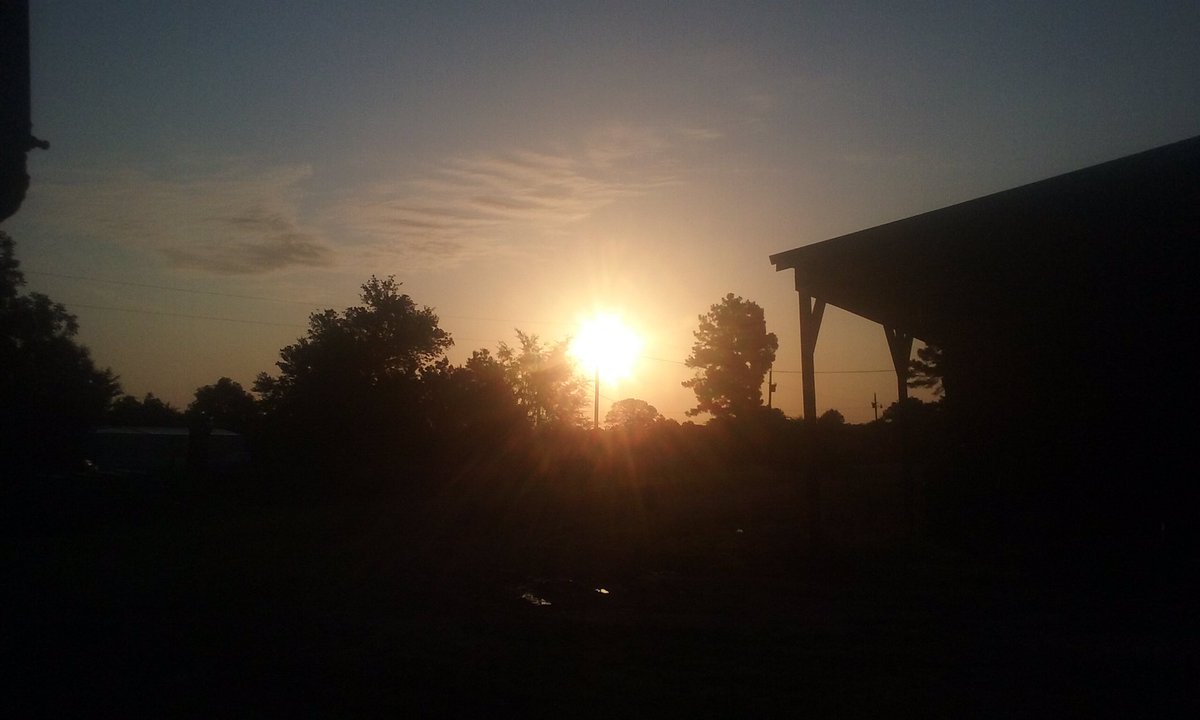 Dentonwx's tweet photo. Nice sunrise in Whiteville, TN along highway 64 from Cannon Allison. #hardemancounty #tnwx #wmc5 https://t.co/fsh42CaXzc
