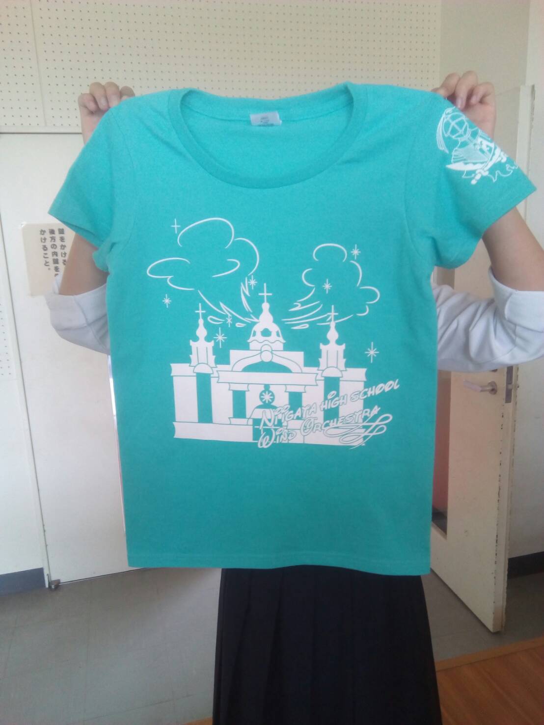 新潟高校吹奏楽部の日常 今年の部員オリジナルデザインtシャツであります 泣く子も黙るオシャレデザインになっちゃってどうもすいません T Co E1vfunodch Twitter