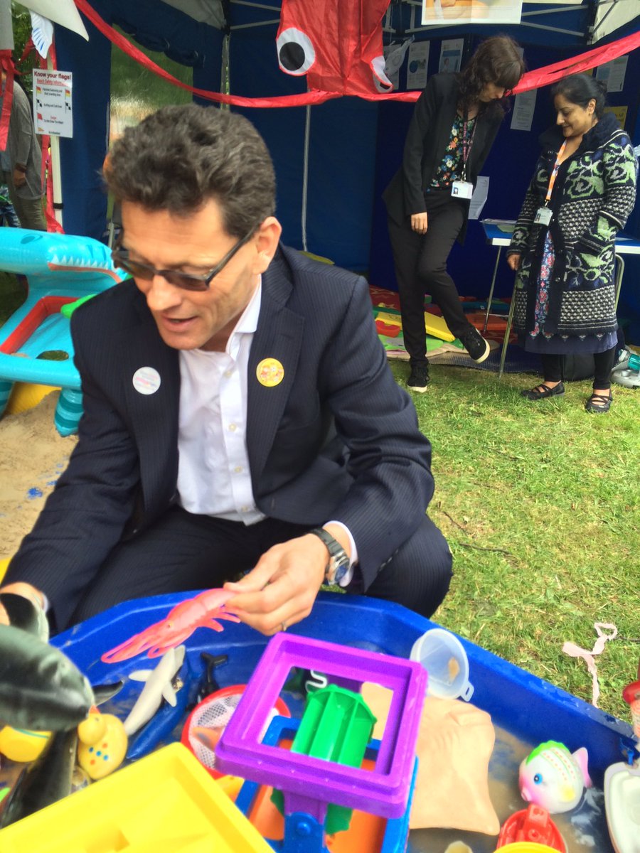 HyKtrina's tweet photo. Great to have @MichaelFreeston join us for a fun #picnicinthepark @FS_Luton @Pre_schoolLA #luton https://t.co/79KVvlUR7z