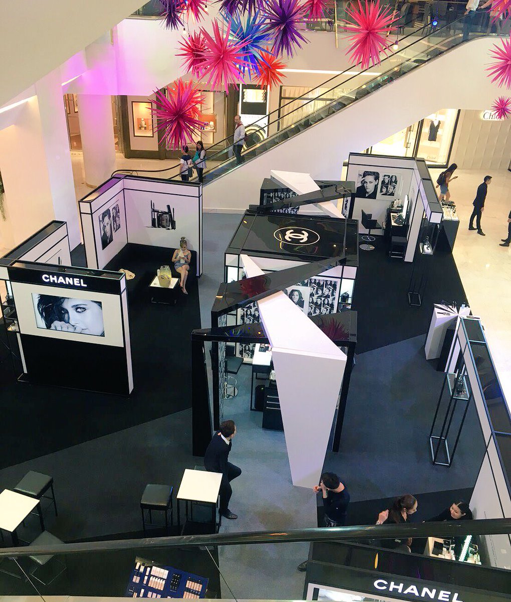 KSTEWART_THAI's tweet photo. Heaven 💕💕 !!!! #Chanel #EyeCanBe #KristenStewart ที่ The Emporium #Bangkok pic thanks to @tAzZii17 https://t.co/FqQWNakwRL