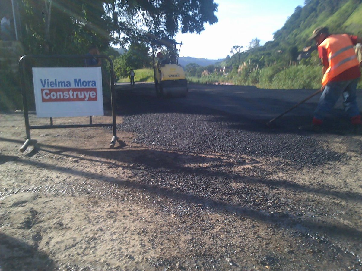 AlemanRichard_0's tweet photo. Gobernación acomete bacheo en 2 km de la vía El Corozo https://t.co/MM2YdcRaTr https://t.co/JMo8tJJY7P