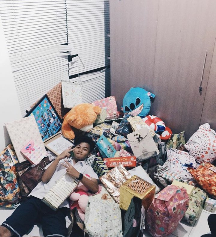 nrazka_'s tweet photo. mantap nih kado nya banyak bgt buset😱 https://t.co/K4cToPLooV
