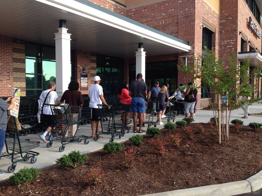 VGSteve's tweet photo. About 50 people were in line at 8 a.m. Wednesday morning when the new Harris Teeter opened in Lightfoot. https://t.co/j0HIicqCxo