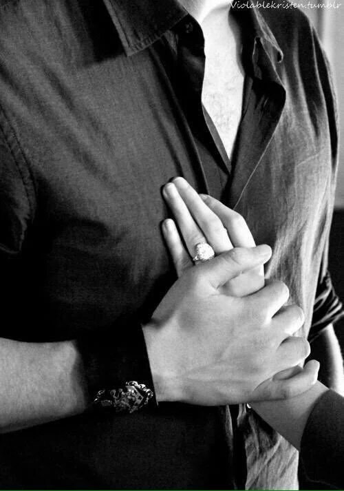 #كلمه_لمن_تحب
الحب في عيناك يأسرني .. فعذراً سيدي ما عدت أعرفني ..