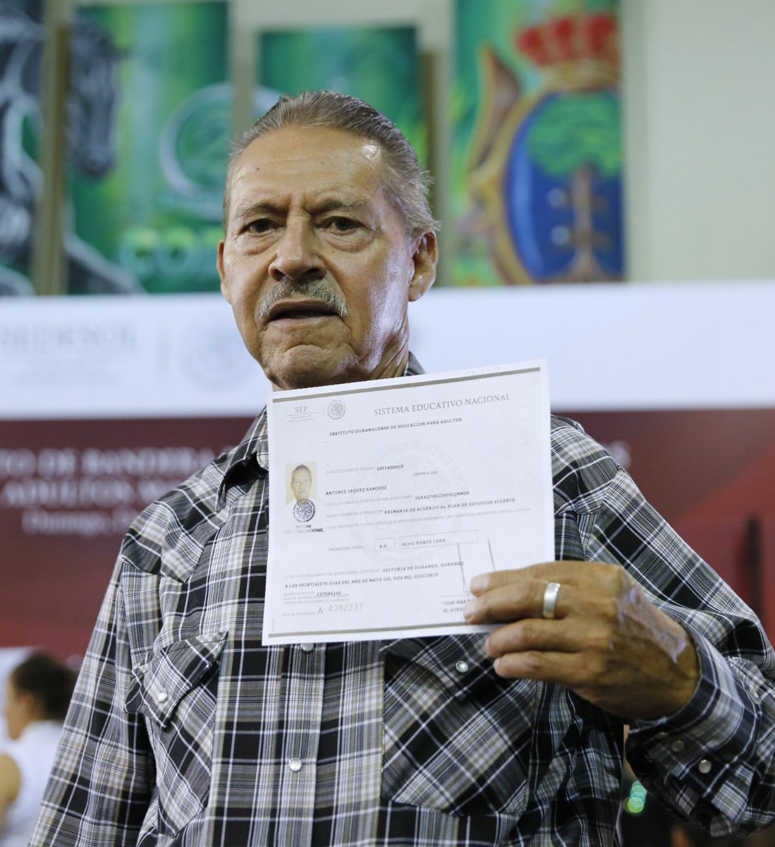 JoseAMeadeK's tweet image. No sólo promovemos la educación entre la #NiñezSedesol. Hoy dimos certificados de primaria y secundaria a adultos