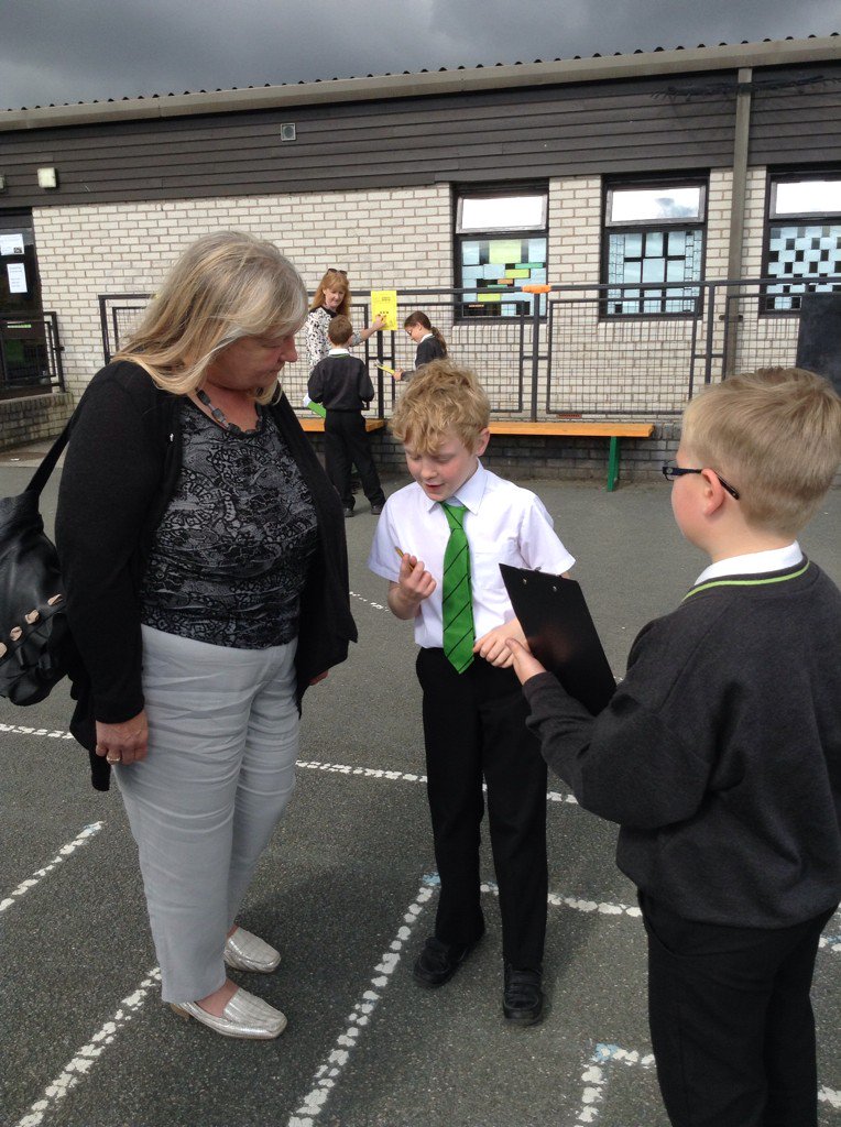 OnoFnlomce_net's tweet photo. Solving multiplication problems #BringYourParentToSchoolDay #LRAY3 https://t.co/gvptlXYRxo