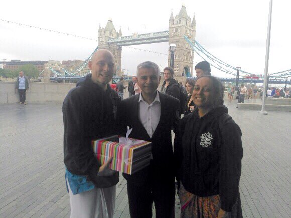 MayorofLondon's tweet image. Thank you for the lovely cupcakes @ISKCONglobal. Happy Birthday on behalf of London! #HareKrishna50