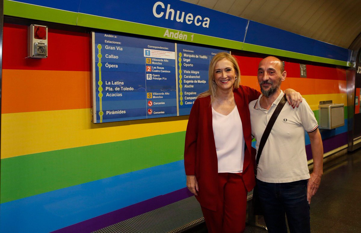 ccifuentes's tweet photo. 📢 Queremos que @metro_madrid refleje la diversidad social. La bandera arcoiris en #chueca, ejemplo de tolerancia. 🚇🌈 https://t.co/FBO4o8OkKN