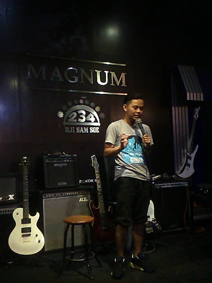 Standupindo_cmh's tweet photo. Comic kesebelas ada yg bru dpet gelar sarjana @WijayaSeptian 

#openmicCMH #openmiclagi https://t.co/BNQRA8rASW