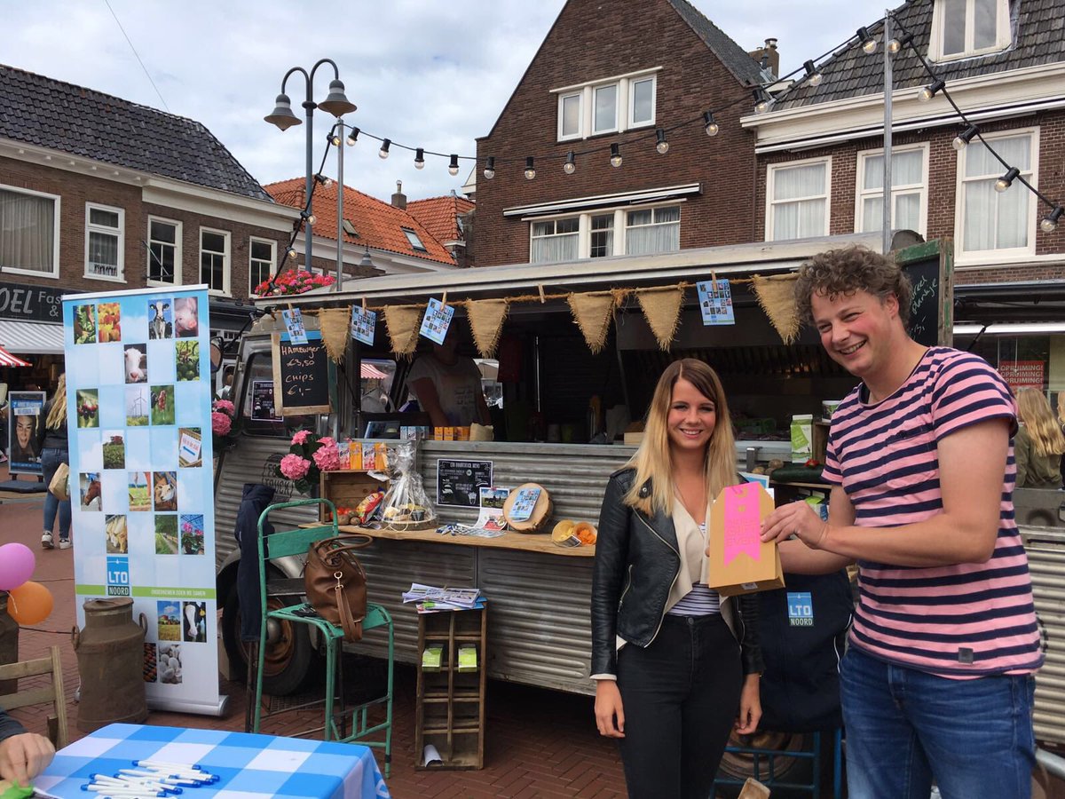Winnaar Mirjam vd Wal van Facebook actie komt passe partout <a href="/dickywoodstock/">Dicky Woodstock</a> ophalen bij voorzitter <a href="/SanderPereboom/">Sander Pereboom</a>