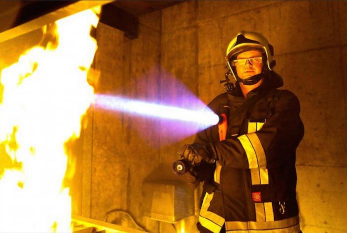 #AugmentedReality Virtual fire for real firefighters <a href="/EPFL/">EPFL</a>  ow.ly/EUPW3014UAh  @TechnologistEU cc <a href="/darix_vizir/">Darix</a>