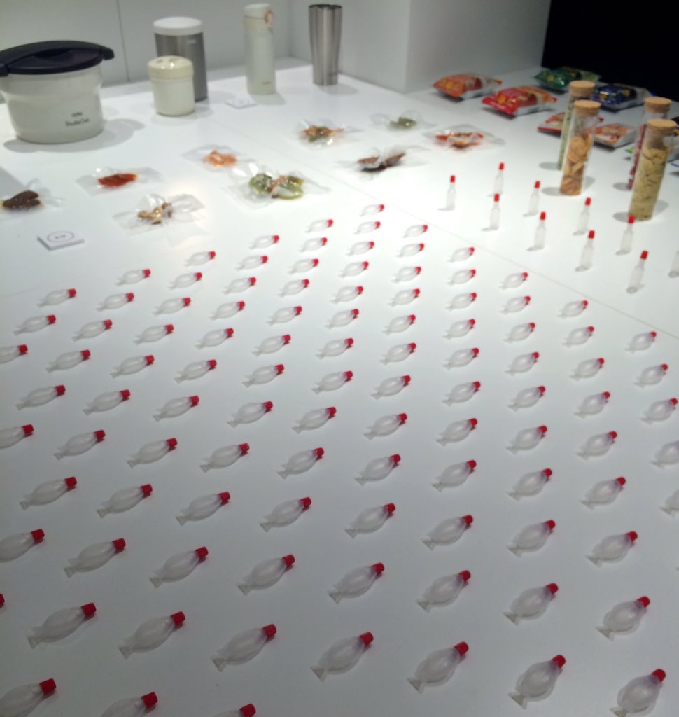 今日は東大生産研 はじめての真空 展 山崎直子さん 山中俊治さん対談に駆け足で 地上のデザインは無意識に重力に縛られ てるなどの視点が新鮮 山中先生に宇宙の日常品のデザインして欲しいな 展示ではお弁当と真空という切り口が面白かった Kimiyo Hayashi 林公