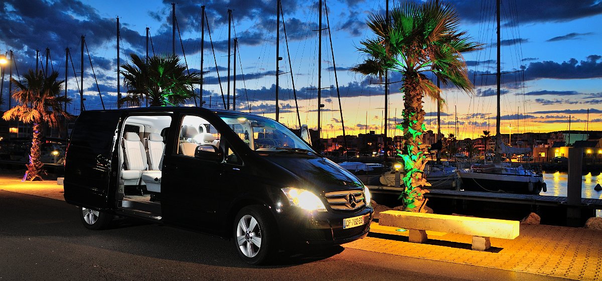 inter_taxis's tweet photo. Un voyage d’#affaires en prévision ? Pensez à réserver l’un de nos #vans pour travailler même durant votre trajet ! https://t.co/THrKgoWhyN