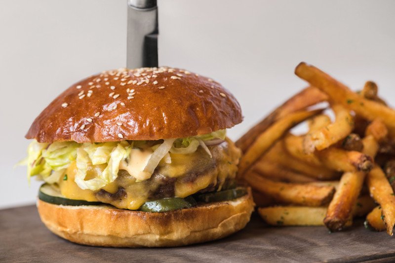 21cLexington's tweet photo. Is it noon yet? Ditch your desk for lunch at #LockboxLex. Now serving MON-FRI from 11am to 2pm. https://t.co/XFAzA6EBzb