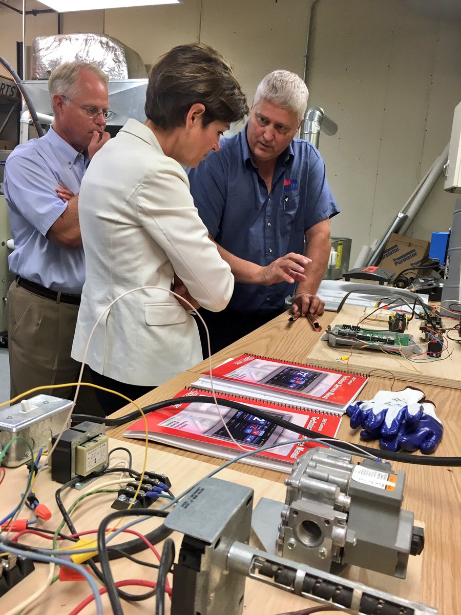 KimReynoldsIA's tweet photo. Successful apprenticeship programs, like @bellbrothersdsm, are critical to growing IA's workforce.  #FutureReadyIA https://t.co/LuHyhuRUTN