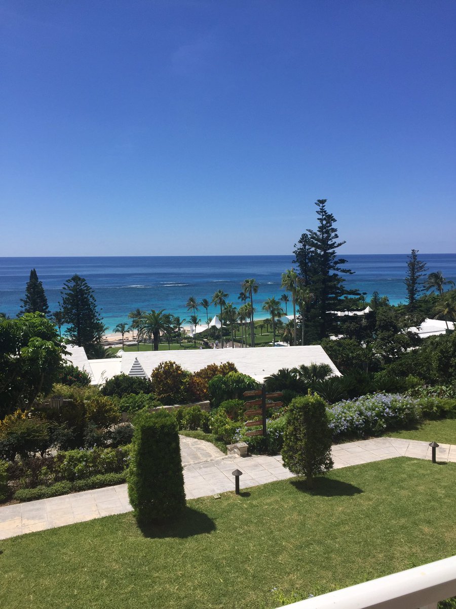 Such a gorgeous day here at Elbow Beach, Bermuda! 🏄🏽☀️🏊🏾🍹🌴👌🏼