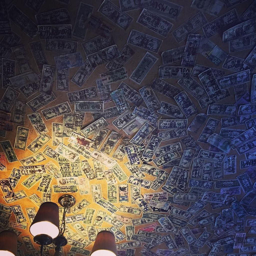 Antouva's tweet photo. Money money money 💵💴💶💷 #London #thegrenadier https://t.co/9GC8aiE1Gc https://t.co/tKnLh2InNv