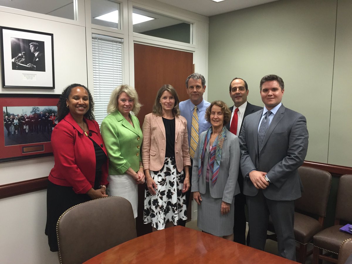 ACOGAction's tweet photo. ACOG's @ConryJeanne & @NDeNicolaMD mtg w/ @SenSherrodBrown to discuss the dangers of env. toxins #ProjectTendr https://t.co/O34vbGoVqK