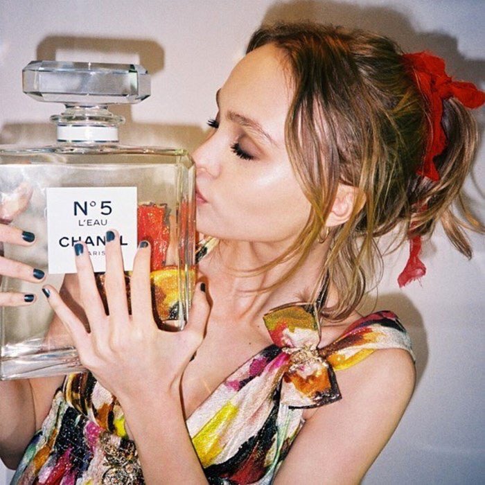 Buro247Mx's tweet photo. La modelo de 17 años @LilyRoseMelDepp en la nueva campaña de @CHANEL N°5 L’Eau. #belleza #buro247mx https://t.co/ZwA3YASvDb