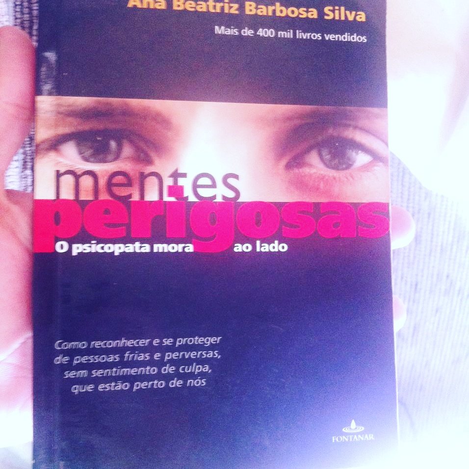 Pheli2016's tweet photo. Este livro é mega interessante.
#bomdia 
#boatardee 
#leitura 
#cool 
#mentesperigosas
#anabeatrizbarbosasilva https://t.co/830QX5LVjU