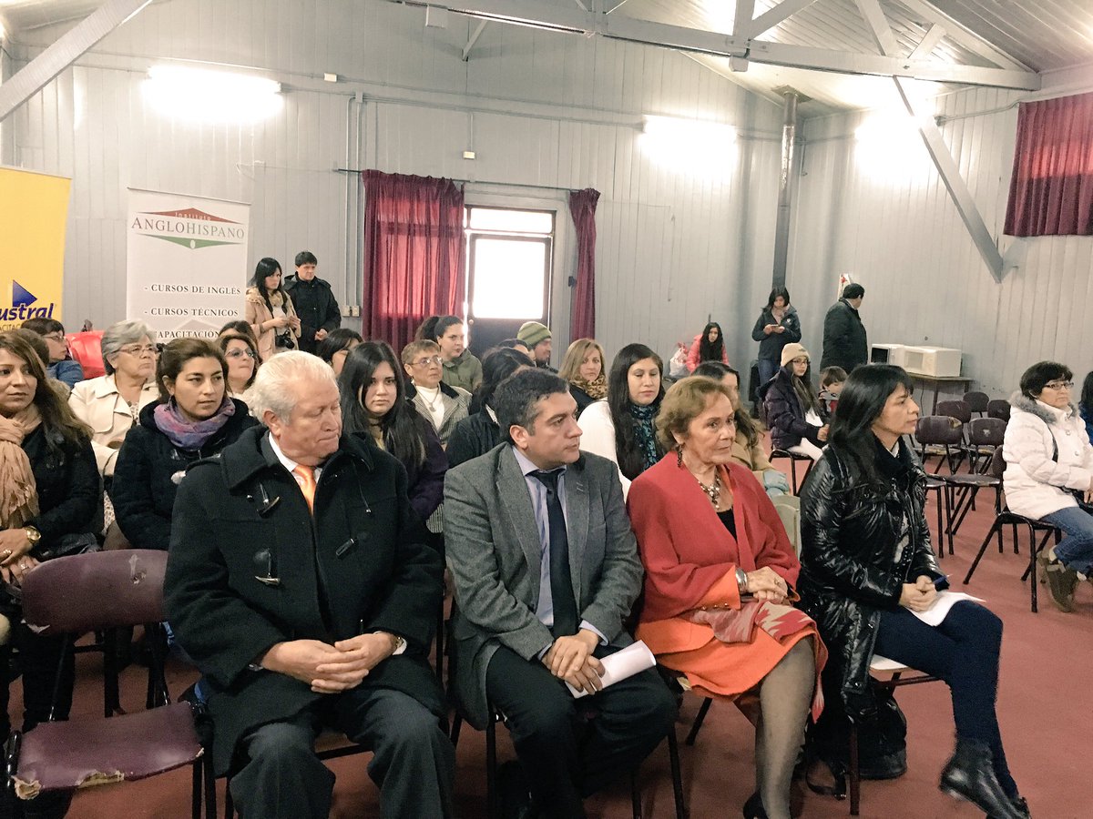 vocerialosrios's tweet photo. En la #UnionCL acompañamos a 20 mujeres y hombres de la comuna en la certificación de Becas Laborales @Sencerios https://t.co/tZiCDa2Xmp