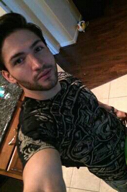 Marcos63017286's tweet photo. Feliz dia ya en casa mas peinado con gomina por se me levanta mi cabello https://t.co/wDzEBtgPsL