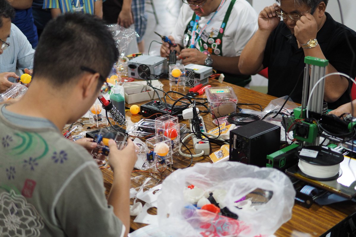 europython's tweet image. EuroPython 2016: Maker area - Bring your tools and gadgets ...

ep2016.europython.eu/en/events/make…