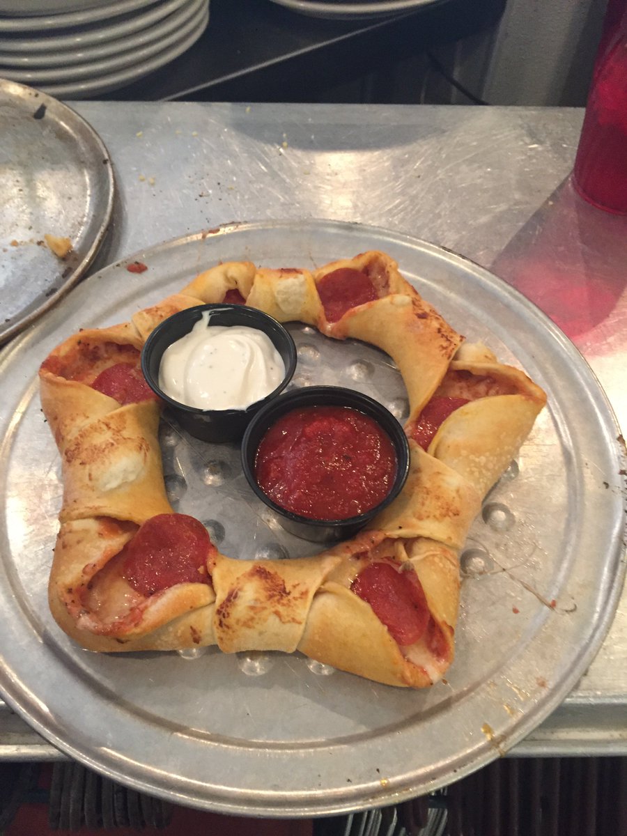 Desiano07's tweet photo. I wanted to make something new #PizzaStar #NaplesFlatbread https://t.co/Fl7JcgbtuC