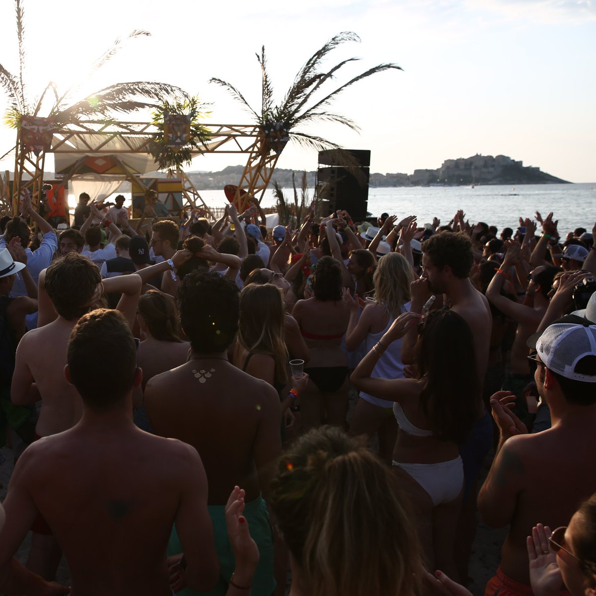CasaSunsets's tweet photo. 🌅👑 SOIREE SUNSETS 👑🌅
RDV à @PlageInCasa pour une soirée mémorable face au coucher de soleil ! cc @Calviontherocks https://t.co/mqAPEr7wLB