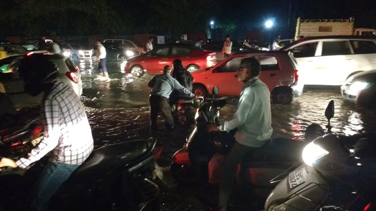 Mark_Zuckirberg's tweet photo. A normal day in life of a 'Gurugram'mer #SmartCityGurgaon #DevelopmentinHaryana https://t.co/BsmFOgcZ9M