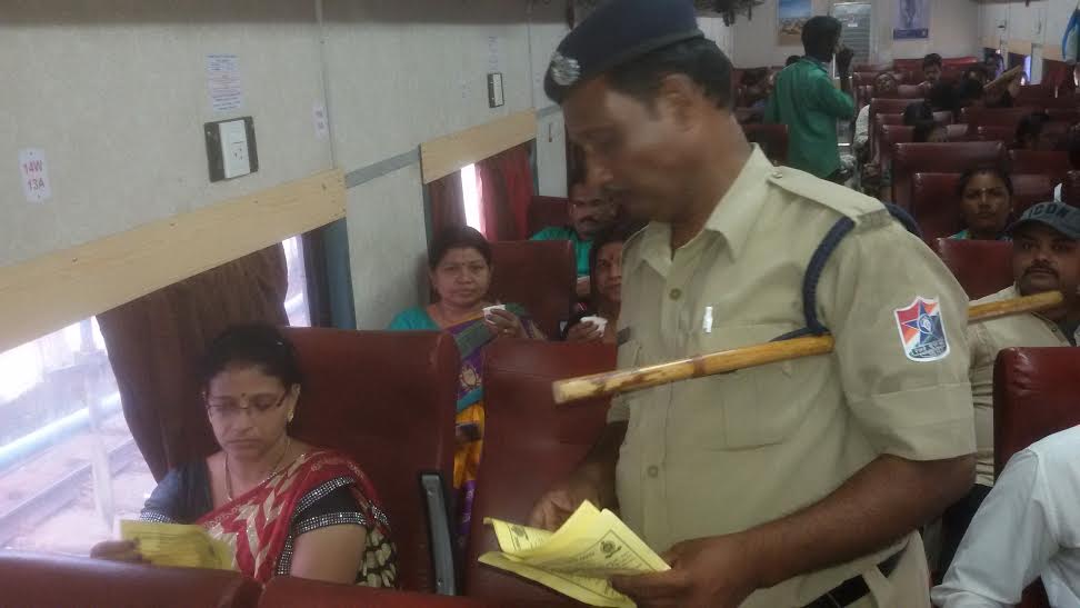KurPost's tweet photo. @srdscrpfkur Sir,on 13.07.16 the SHL NO.182 publicity made among the travelling passengers at KUR station by RPF/KUR https://t.co/plKF1f6We5