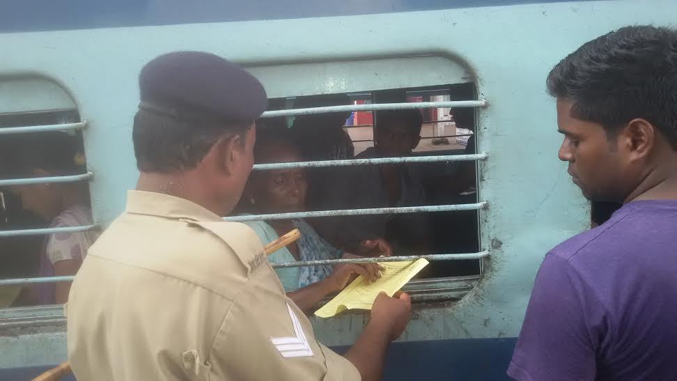 KurPost's tweet photo. @srdscrpfkur Sir,on 13.07.16 the SHL NO.182 publicity made among the travelling passengers at KUR station by RPF/KUR https://t.co/plKF1f6We5