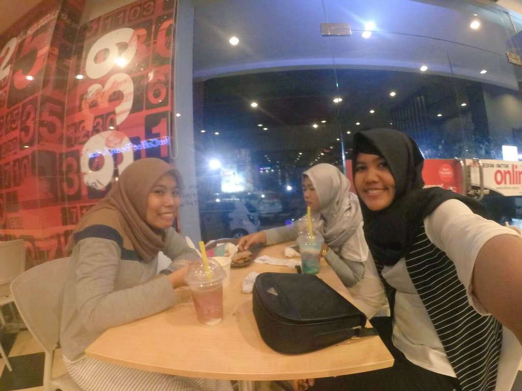 Shie_Ochie's tweet photo. Kebersamaan sprti ini skrg sngt sulit bgt dicari krna sudh sibk dgn duniany msing2,thx guys @dangerrwr @kartika931 https://t.co/YqkIiaMMdO