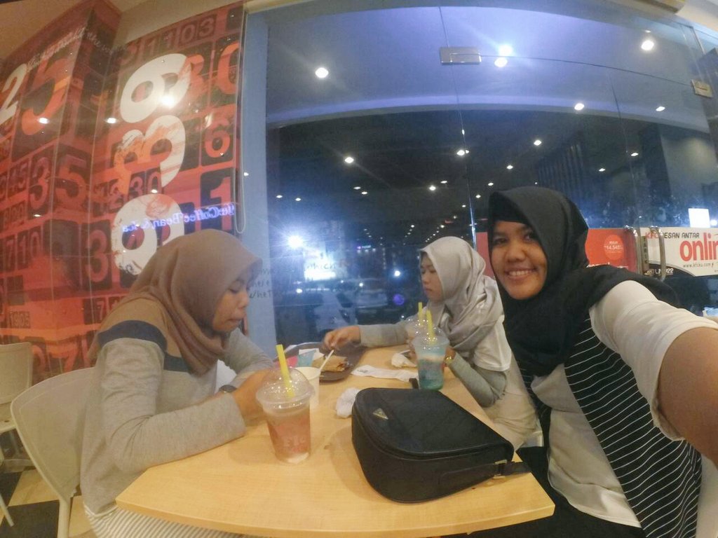 Shie_Ochie's tweet photo. Kebersamaan sprti ini skrg sngt sulit bgt dicari krna sudh sibk dgn duniany msing2,thx guys @dangerrwr @kartika931 https://t.co/YqkIiaMMdO