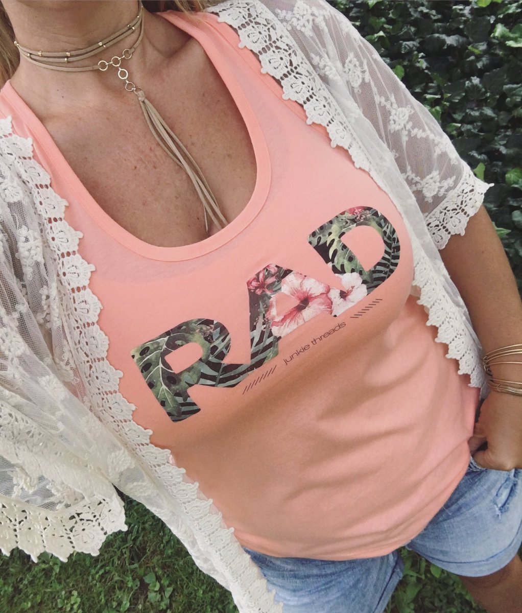 GypseaWanderer's tweet image. @JunkieThreads tank @silverjeansco boyfriend shorts @Ettika choker @PacSun kimono @alexandani #silverjeans #ettika