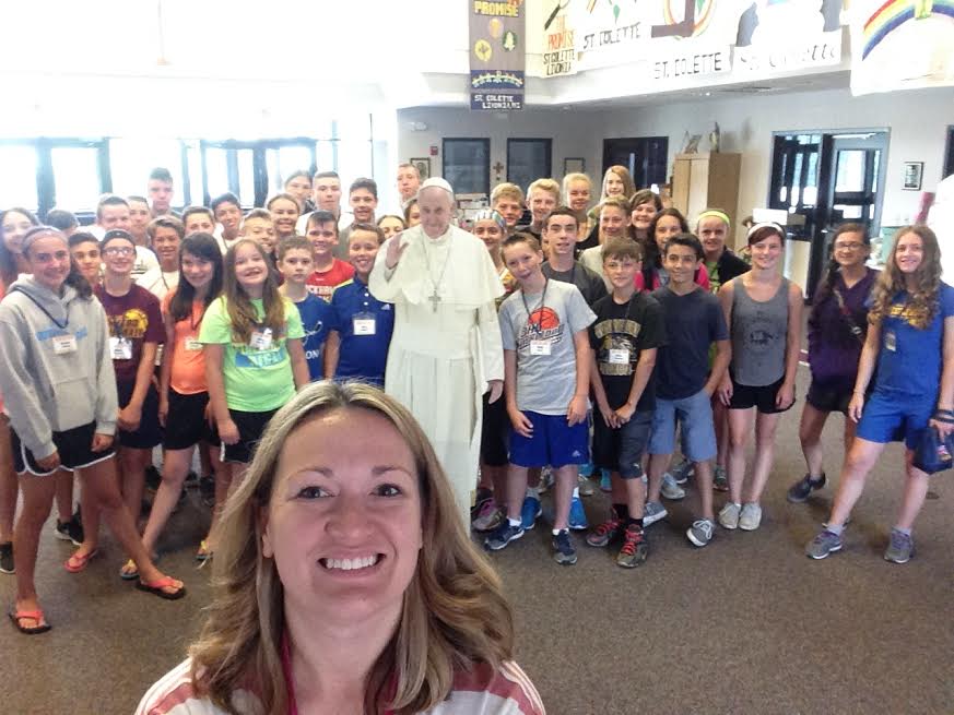 stcolettevoice's tweet photo. #SCAP2016 is off and running! Here are the 7th/8th graders taking a selfie with Ms. Amy and Pope Francis! https://t.co/gvdj0zxQR3