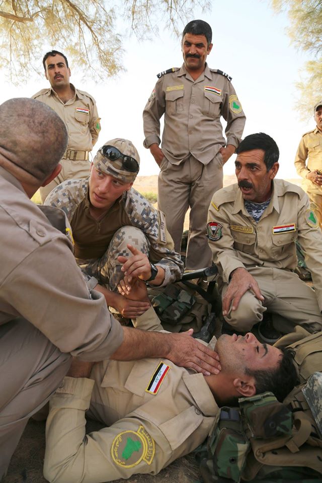تدريبات الجيش العراقي الجديده على يد المستشارين الامريكان  - صفحة 3 CnQp54cXYAAess4