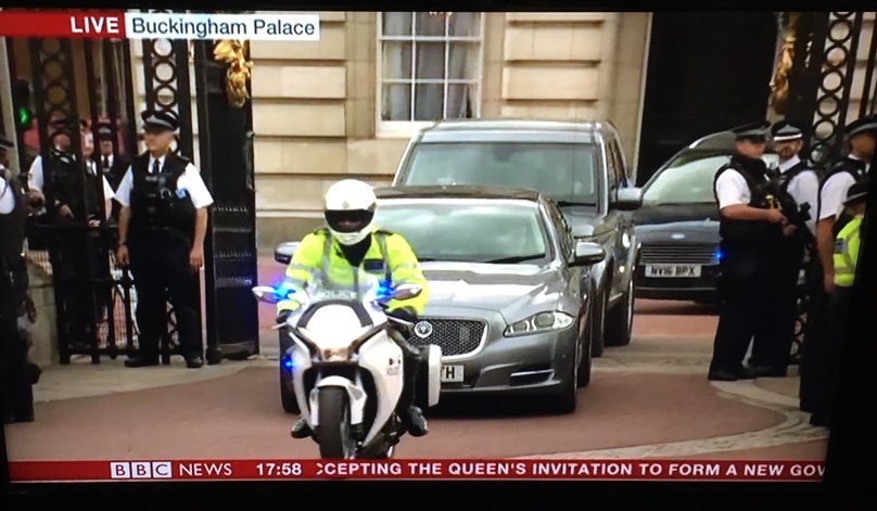 chunkymark's tweet photo. "As the new Prime Minister leaves Buckingham Palace having kissed the Queen it's a rather small crowd" #BBCbanter https://t.co/1s9Gm3KCYy