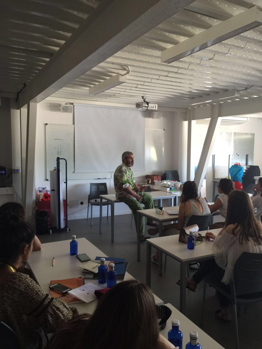 campus_moda's tweet photo. También nos visita hoy en la @ufvmadrid el dierñador Lorenzo Caprile | #CampusModa #moda #verano2016 https://t.co/tXqbco3fQc