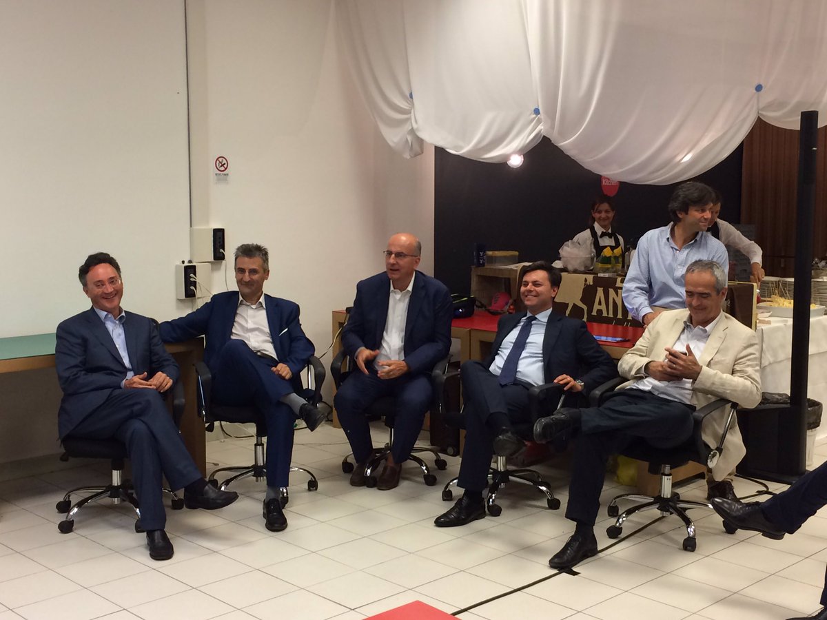 DigitalMagicsT's tweet image. E ora in bel brindisi tutto insieme!