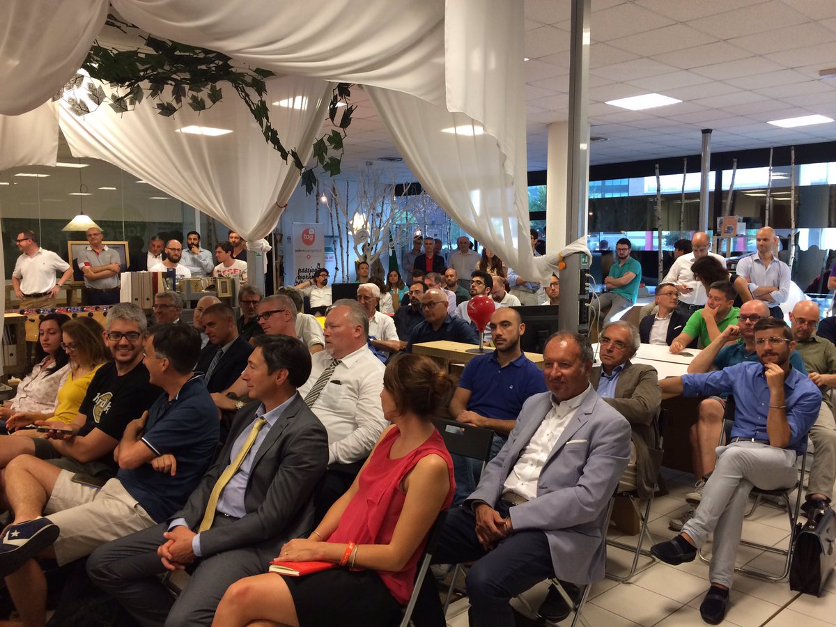 DigitalMagicsT's tweet image. E ora in bel brindisi tutto insieme!