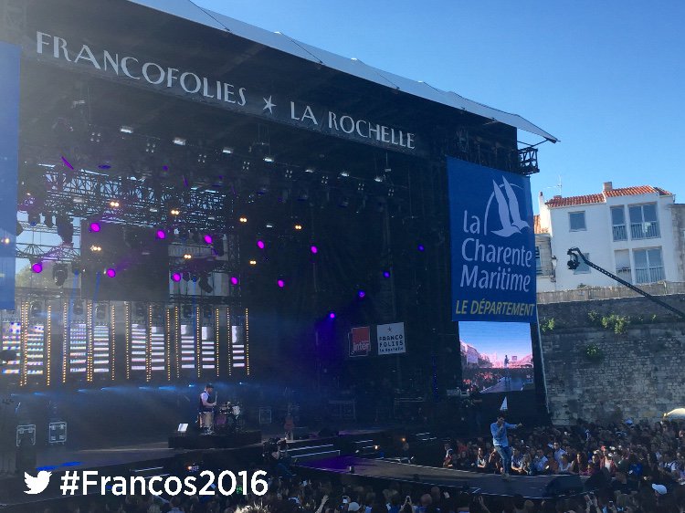 Et c'est <a href="/BrokenBackMusic/">Broken Back</a> qui ouvre le bal ce soir!! #Francos2016