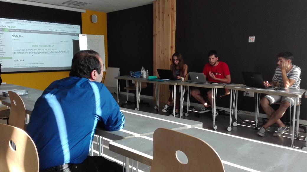 linkbyuma's tweet photo. Hoy en la reunión de Science Hack Club se habla de programación. #Science #UmaLink https://t.co/ixU4bPeAZR