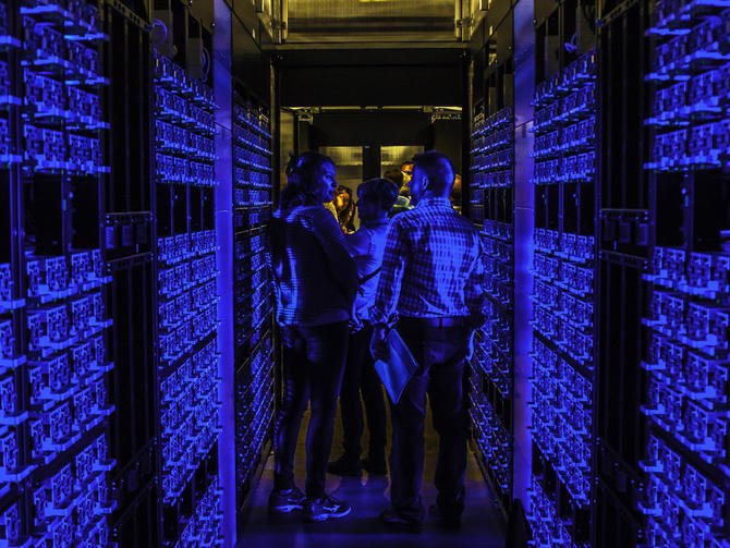 CNET's tweet image. Inside Facebook's massive Oregon datacenter cnet.co/29E1wCJ