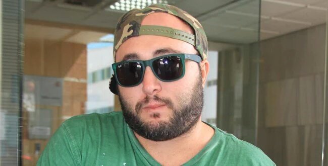 MejoresTwits's tweet photo. La próxima vez que estés bajo presión, acuérdate de la gorra de Kiko Rivera abrochada en el último agujero. https://t.co/E280ADhVWE