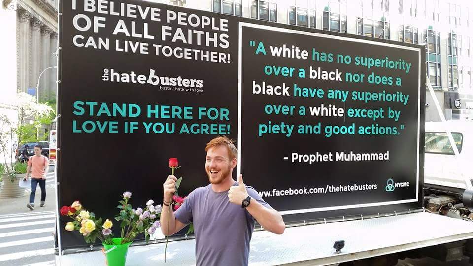 3bdullah62's tweet image. في نيويورك رُفِعت لافتة تقول :
"لا فرق بين أبيض ولا أسود إلا بالتقوى"

النبي محمد