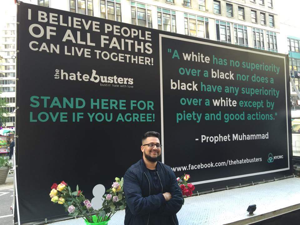 3bdullah62's tweet image. في نيويورك رُفِعت لافتة تقول :
"لا فرق بين أبيض ولا أسود إلا بالتقوى"

النبي محمد