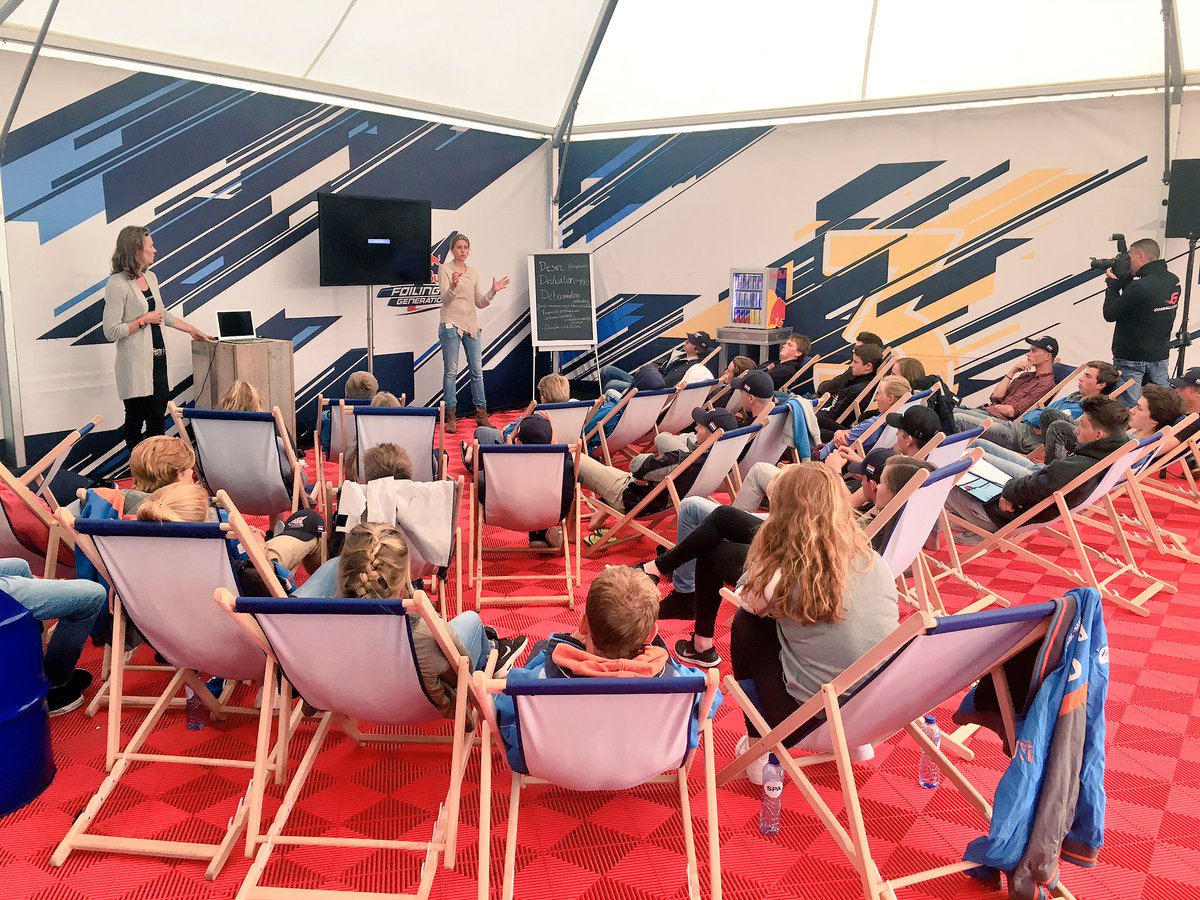 Na een inspannende dag op het water tips &amp; tricks over communicatie aan boord met <a href="/CarolijnBrouwer/">Carolijn Brouwer</a> &amp; <a href="/AlexandravTV/">Alexandra Verbeek</a>